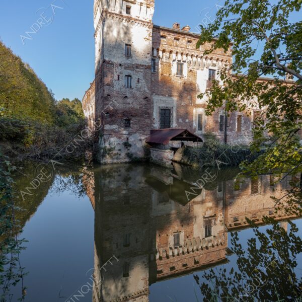 padernello brescia lombardia italia italy castello castle fortezza fortress borgo borough village antico ancient medievale medieval mattoni bricks fossato moat riflessi reflections specchio mirror mura di cinta boundary walls torre tower