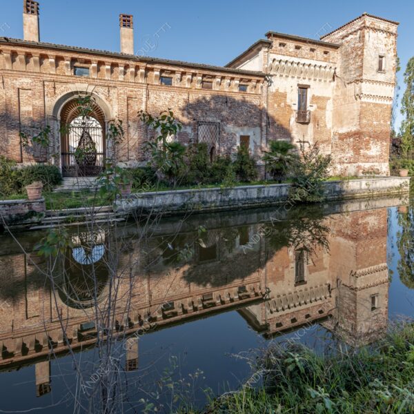 padernello brescia lombardia italia italy castello castle fortezza fortress borgo borough village antico ancient medievale medieval mattoni bricks fossato moat riflessi reflections specchio mirror mura di cinta boundary walls torre tower
