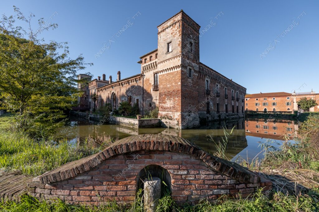 padernello brescia lombardia italia italy castello castle fortezza fortress borgo borough village antico ancient medievale medieval mattoni bricks fossato moat riflessi reflections specchio mirror mura di cinta boundary walls torre tower