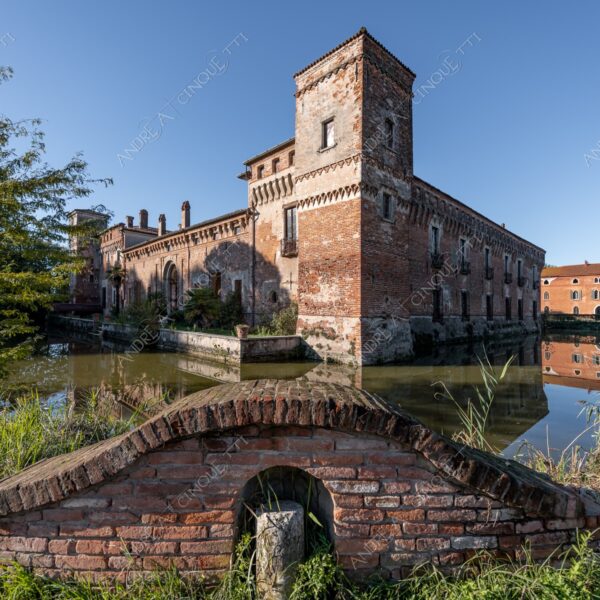 padernello brescia lombardia italia italy castello castle fortezza fortress borgo borough village antico ancient medievale medieval mattoni bricks fossato moat riflessi reflections specchio mirror mura di cinta boundary walls torre tower