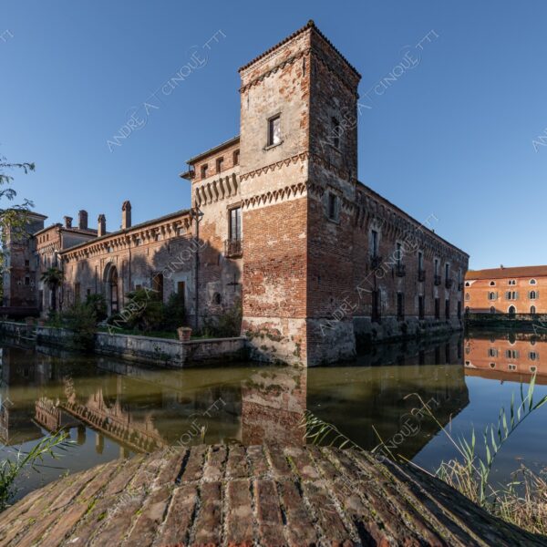 padernello brescia lombardia italia italy castello castle fortezza fortress borgo borough village antico ancient medievale medieval mattoni bricks fossato moat riflessi reflections specchio mirror mura di cinta boundary walls torre tower