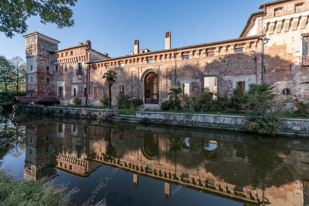 padernello brescia lombardia italia italy castello castle fortezza fortress borgo borough village antico ancient medievale medieval mattoni bricks fossato moat riflessi reflections specchio mirror mura di cinta boundary walls torre tower
