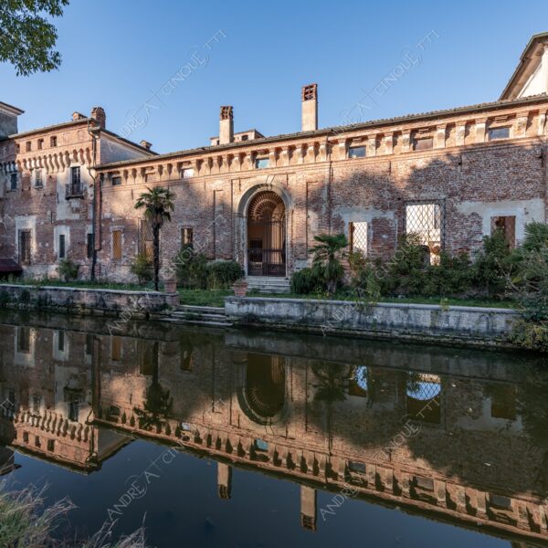 padernello brescia lombardia italia italy castello castle fortezza fortress borgo borough village antico ancient medievale medieval mattoni bricks fossato moat riflessi reflections specchio mirror mura di cinta boundary walls torre tower