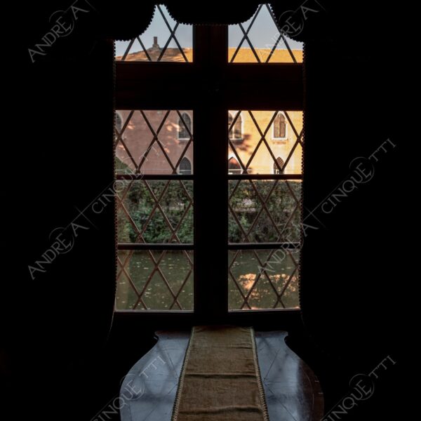 padernello brescia lombardia italia italy castello castle fortezza fortress borgo borough village antico ancient medievale medieval interni interiors finestra window controluce backlight backlit