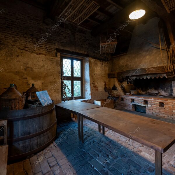 padernello brescia lombardia italia italy castello castle fortezza fortress borgo borough village antico ancient medievale medieval interni interiors finestra windows cucina kitchen