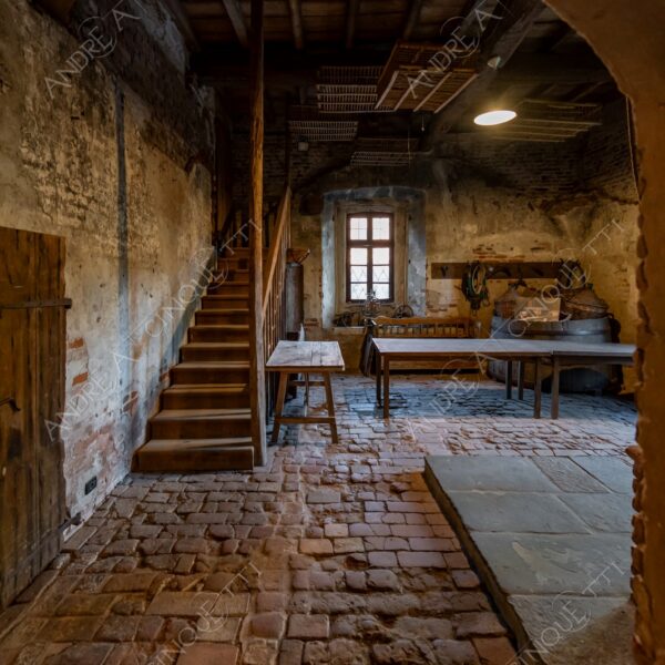padernello brescia lombardia italia italy castello castle fortezza fortress borgo borough village antico ancient medievale medieval interni interiors finestra windows cucina kitchen