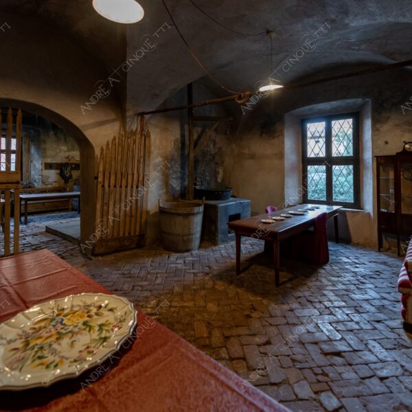 padernello brescia lombardia italia italy castello castle fortezza fortress borgo borough village antico ancient medievale medieval interni interiors finestra windows sala da pranzo dining room