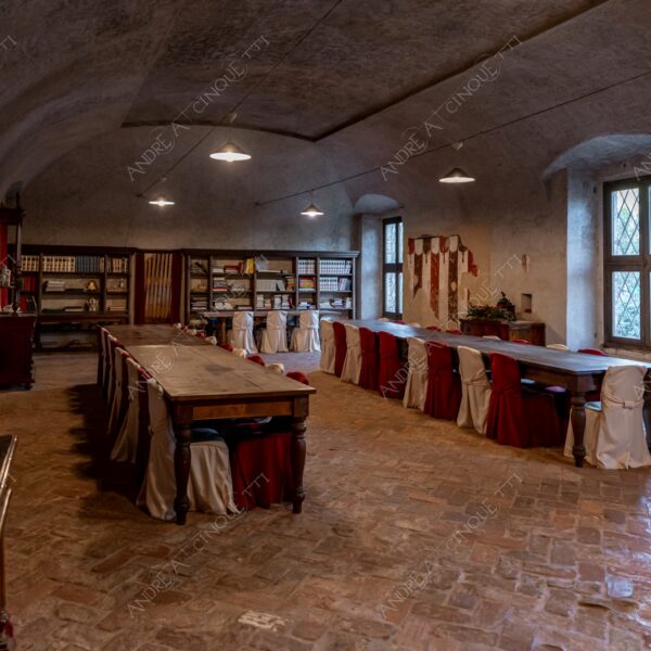 padernello brescia lombardia italia italy castello castle fortezza fortress borgo borough village antico ancient medievale medieval interni interiors finestra windows sala da pranzo dining room