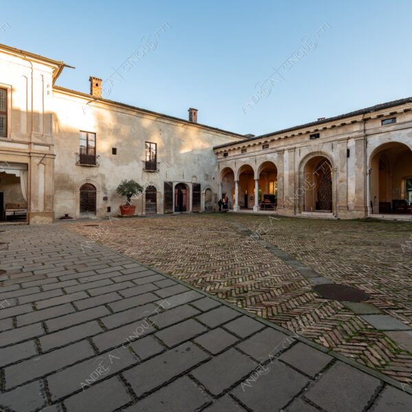 padernello brescia lombardia italia italy castello castle fortezza fortress borgo borough village antico ancient medievale medieval prospettiva perspective torre tower finestre windows mattoni bricks ciottoli pebbles archi arcs colonne columns pillars corte interna internal courtyard
