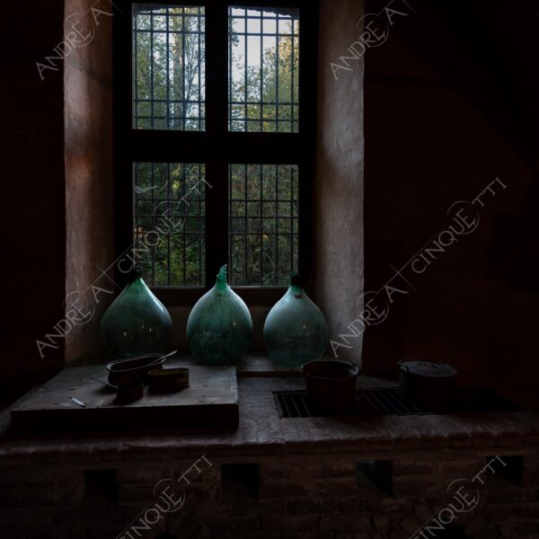 padernello brescia lombardia italia italy castello castle fortezza fortress borgo borough village antico ancient medievale medieval interni interiors finestra windows cucina kitchen bottiglie bottles