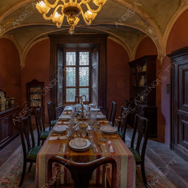 padernello brescia lombardia italia italy castello castle fortezza fortress borgo borough village antico ancient medievale medieval interni interiors finestra windows sala da pranzo dining room