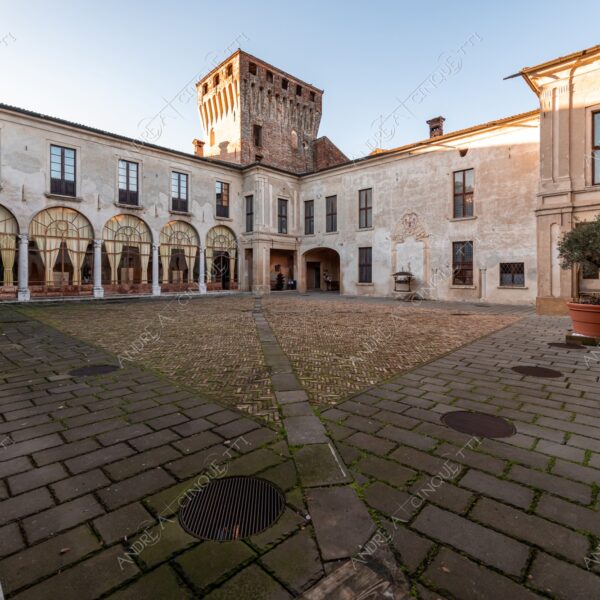 padernello brescia lombardia italia italy castello castle fortezza fortress borgo borough village antico ancient medievale medieval prospettiva perspective torre tower finestre windows mattoni bricks ciottoli pebbles archi arcs colonne columns pillars corte interna internal courtyard
