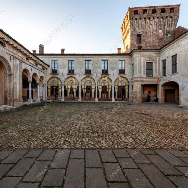 padernello brescia lombardia italia italy castello castle fortezza fortress borgo borough village antico ancient medievale medieval prospettiva perspective torre tower finestre windows mattoni bricks ciottoli pebbles archi arcs colonne columns pillars corte interna internal courtyard