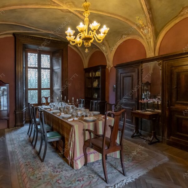 padernello brescia lombardia italia italy castello castle fortezza fortress borgo borough village antico ancient medievale medieval interni interiors finestra windows sala da pranzo dining room