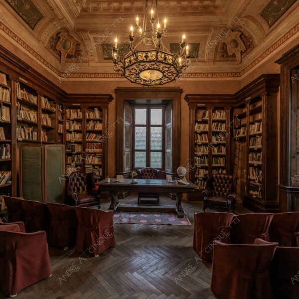 padernello brescia lombardia italia italy castello castle fortezza fortress borgo borough village antico ancient medievale medieval interni interiors finestra windows biblioteca library