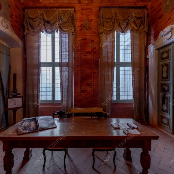 padernello brescia lombardia italia italy castello castle fortezza fortress borgo borough village antico ancient medievale medieval interni interiors finestra window prospettiva perspective studio