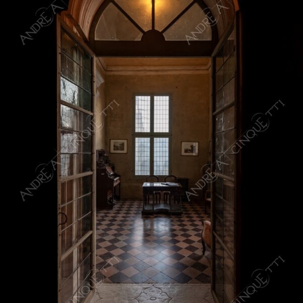 padernello brescia lombardia italia italy castello castle fortezza fortress borgo borough village antico ancient medievale medieval interni interiors finestra window prospettiva perspective