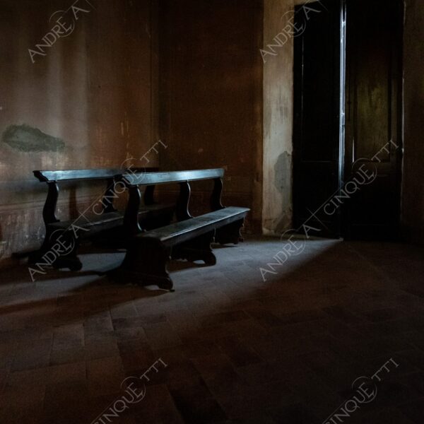padernello brescia lombardia italia italy castello castle fortezza fortress borgo borough village antico ancient medievale medieval panchina bench panca di legno wooden bench penombra twilight