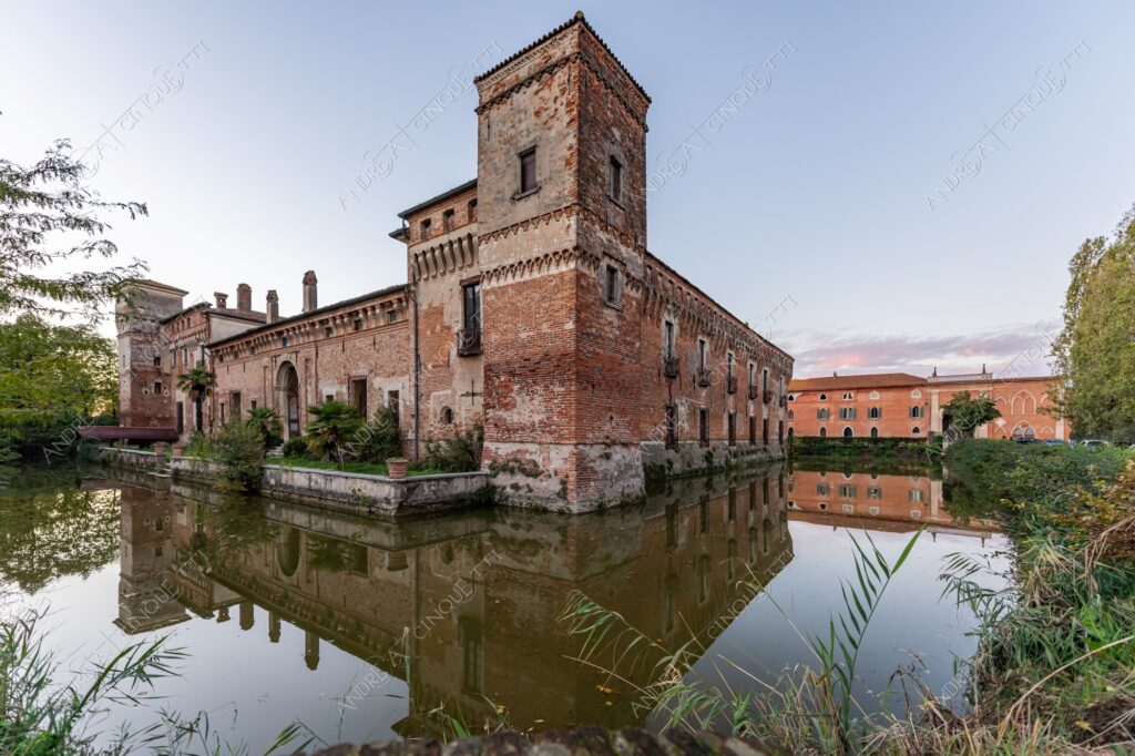 padernello brescia lombardia italia italy castello castle fortezza fortress borgo borough village antico ancient medievale medieval mattoni bricks fossato moat riflessi reflections specchio mirror mura di cinta boundary walls torre tower tramonto sunset sundown alba sunrise crepuscolo dusk twilight