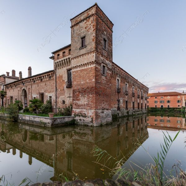 padernello brescia lombardia italia italy castello castle fortezza fortress borgo borough village antico ancient medievale medieval mattoni bricks fossato moat riflessi reflections specchio mirror mura di cinta boundary walls torre tower tramonto sunset sundown alba sunrise crepuscolo dusk twilight