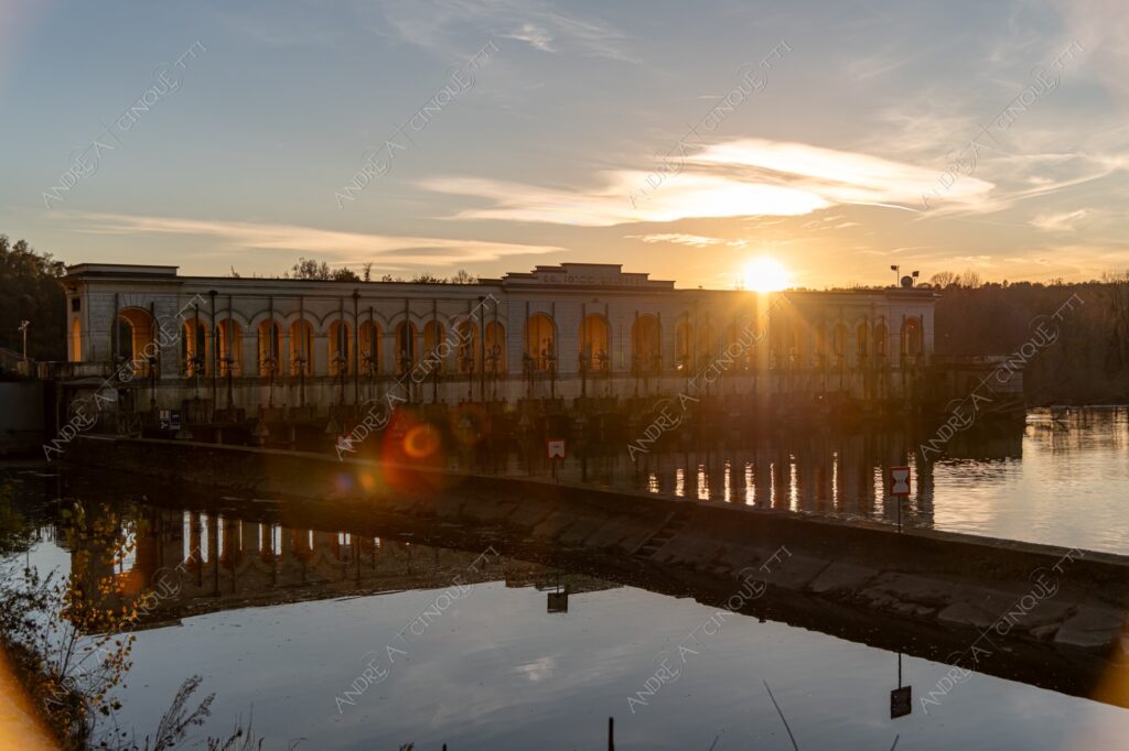 somma lombardo varese lombardia italia italy diga dam fiume river ticino canale channel canal villoresi acqua water riflessi reflections sole sun tramonto sunset sundown alba sunrise crepuscolo dusk twilight raggi di sole rays of sunshine sun rays sunbeams controluce backlight backlit