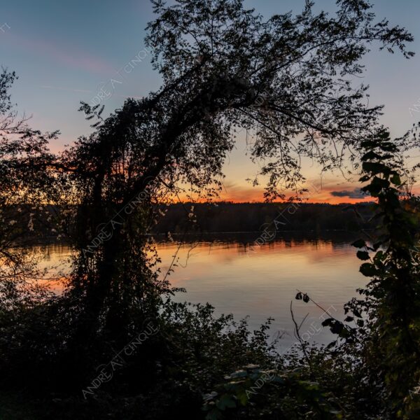 somma lombardo varese lombardia italia italy diga dam fiume river ticino canale channel canal villoresi acqua water riflessi reflections sole sun tramonto sunset sundown alba sunrise crepuscolo dusk twilight raggi di sole rays of sunshine sun rays sunbeams controluce backlight backlit