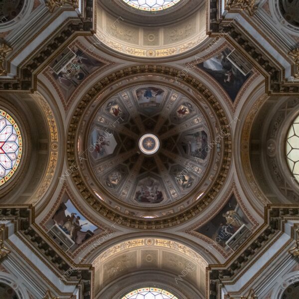 piemonte vercelli italia italy chiesa church san cristoforo cupola dome affresco fresco vetrate stained glass windows