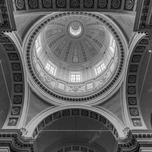 piemonte vercelli italia italy chiesa church san cristoforo cupola dome affresco fresco vetrate stained glass windows colonne columns pillars bianco e nero black and white b&w