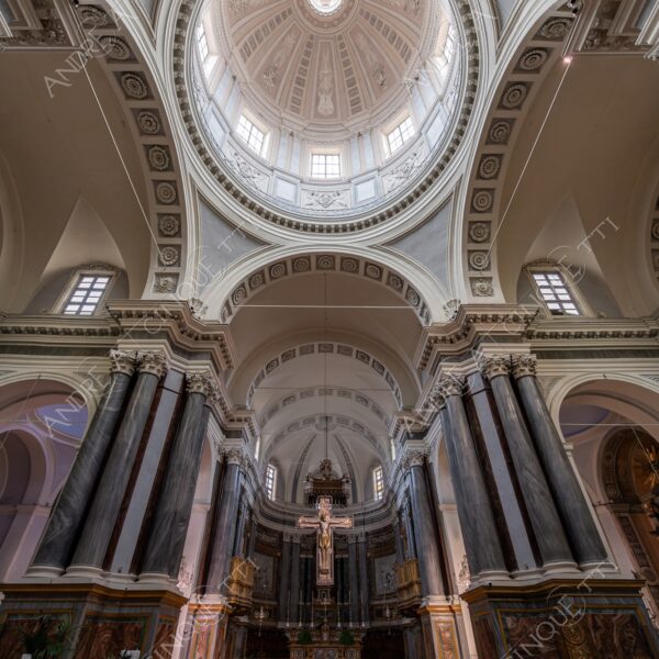 piemonte vercelli italia italy chiesa church san cristoforo cupola dome affresco fresco vetrate stained glass windows colonne columns pillars