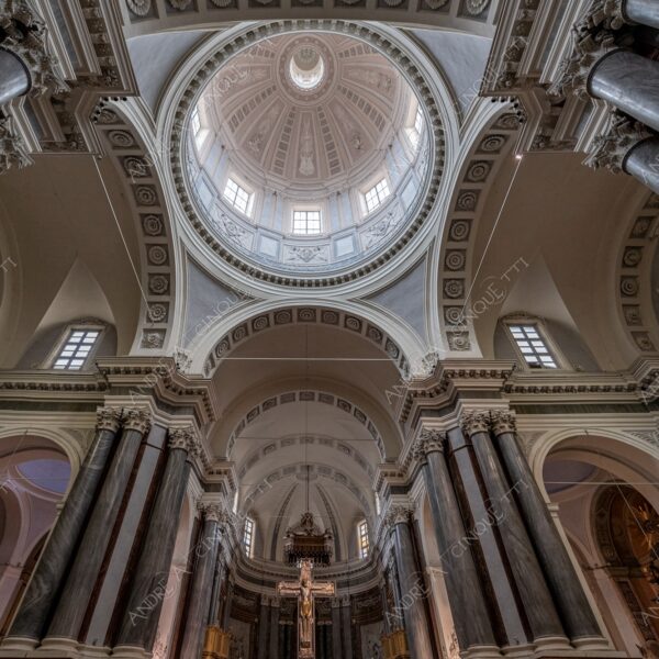 piemonte vercelli italia italy chiesa church san cristoforo cupola dome affresco fresco vetrate stained glass windows colonne columns pillars