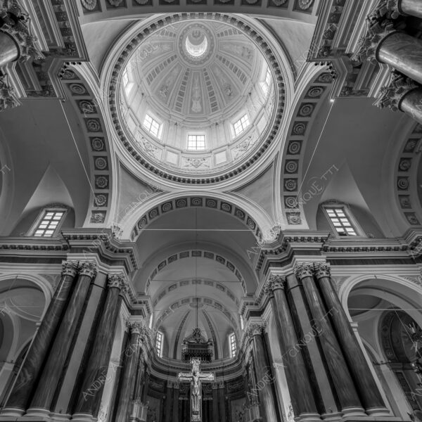 piemonte vercelli italia italy chiesa church san cristoforo cupola dome affresco fresco vetrate stained glass windows colonne columns pillars bianco e nero black and white b&w