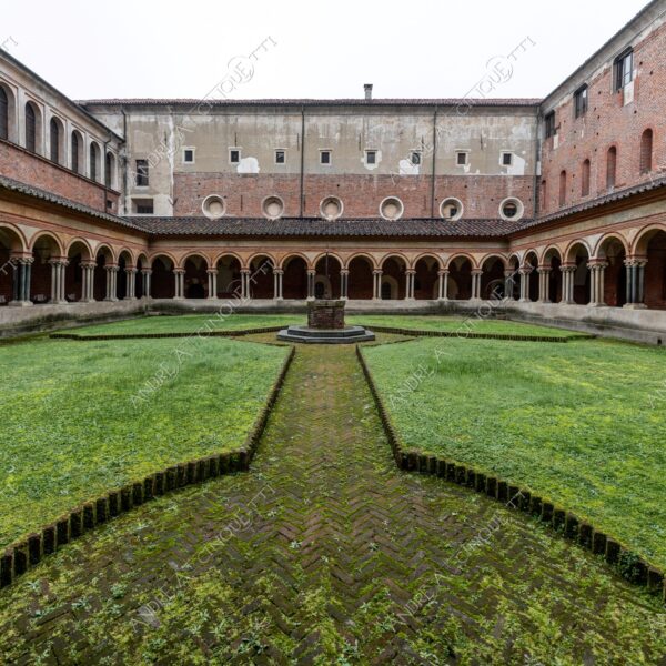 vercelli piemonte italia italy chiesa church basilica sant'andrea chiostro cloister architecture architettura archi arcs colonne columns pillars prospettiva perspective erba grass