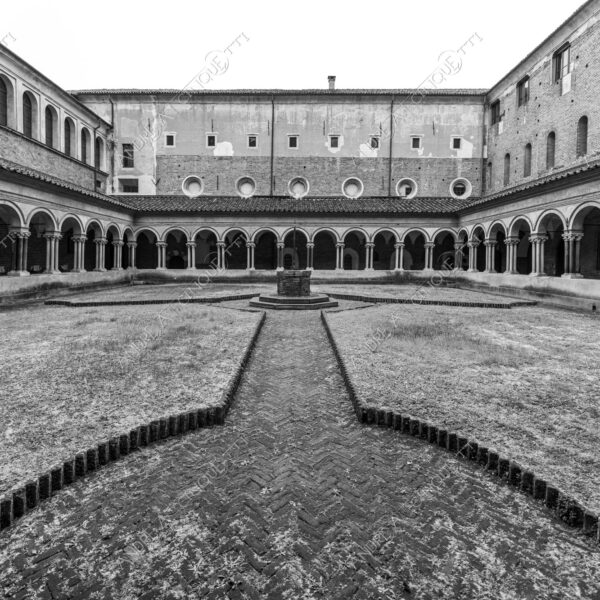 vercelli piemonte italia italy chiesa church basilica sant'andrea chiostro cloister architecture architettura archi arcs colonne columns pillars prospettiva perspective erba grass bianco e nero black and white b&w