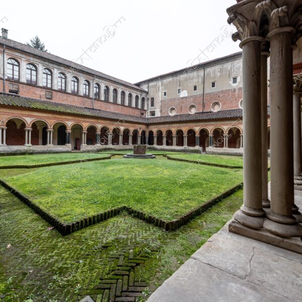 vercelli piemonte italia italy chiesa church basilica sant'andrea chiostro cloister architecture architettura archi arcs colonne columns pillars prospettiva perspective erba grass