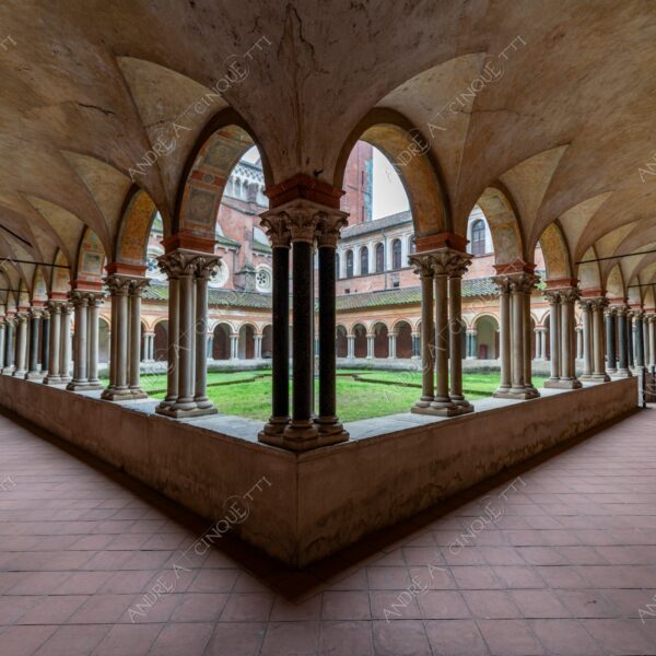 vercelli piemonte italia italy chiesa church basilica sant'andrea chiostro cloister architecture architettura archi arcs colonne columns pillars prospettiva perspective erba grass