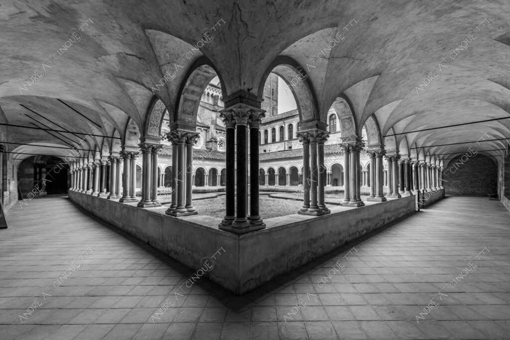 vercelli piemonte italia italy chiesa church basilica sant'andrea chiostro cloister architecture architettura archi arcs colonne columns pillars prospettiva perspective erba grass bianco e nero black and white b&w