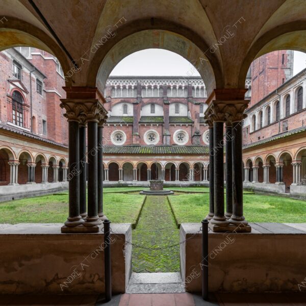vercelli piemonte italia italy chiesa church basilica sant'andrea chiostro cloister architecture architettura archi arcs colonne columns pillars prospettiva perspective erba grass