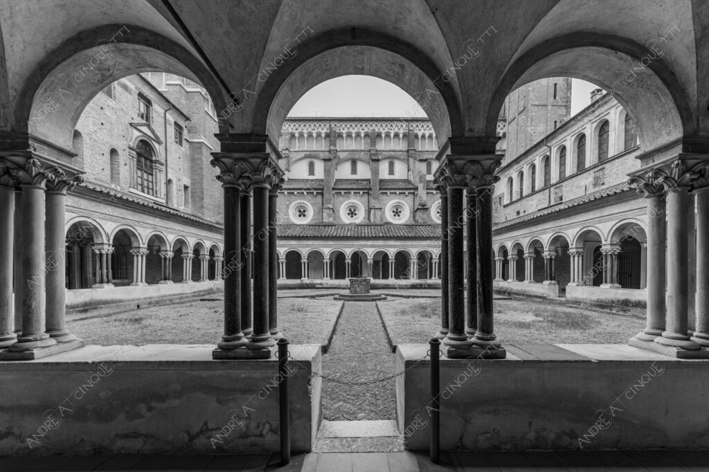 vercelli piemonte italia italy chiesa church basilica sant'andrea chiostro cloister architecture architettura archi arcs colonne columns pillars prospettiva perspective erba grass bianco e nero black and white b&w