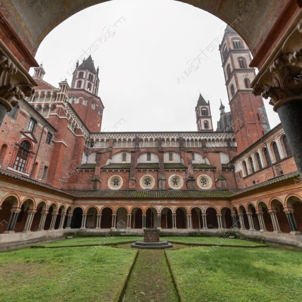 vercelli piemonte italia italy chiesa church basilica sant'andrea chiostro cloister architecture architettura archi arcs colonne columns pillars prospettiva perspective erba grass