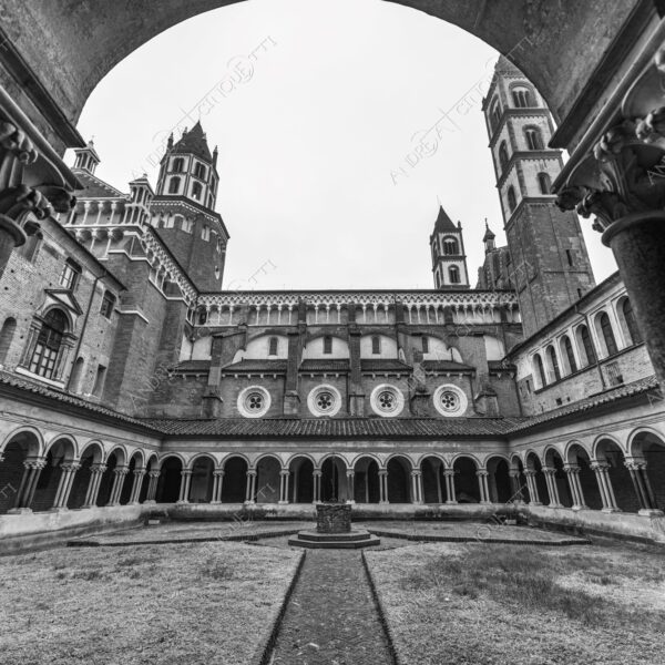 vercelli piemonte italia italy chiesa church basilica sant'andrea chiostro cloister architecture architettura archi arcs colonne columns pillars prospettiva perspective erba grass bianco e nero black and white b&w