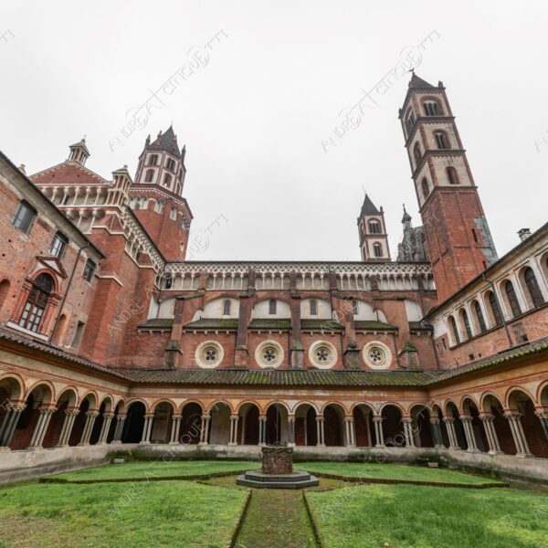 vercelli piemonte italia italy chiesa church basilica sant'andrea chiostro cloister architecture architettura archi arcs colonne columns pillars prospettiva perspective erba grass