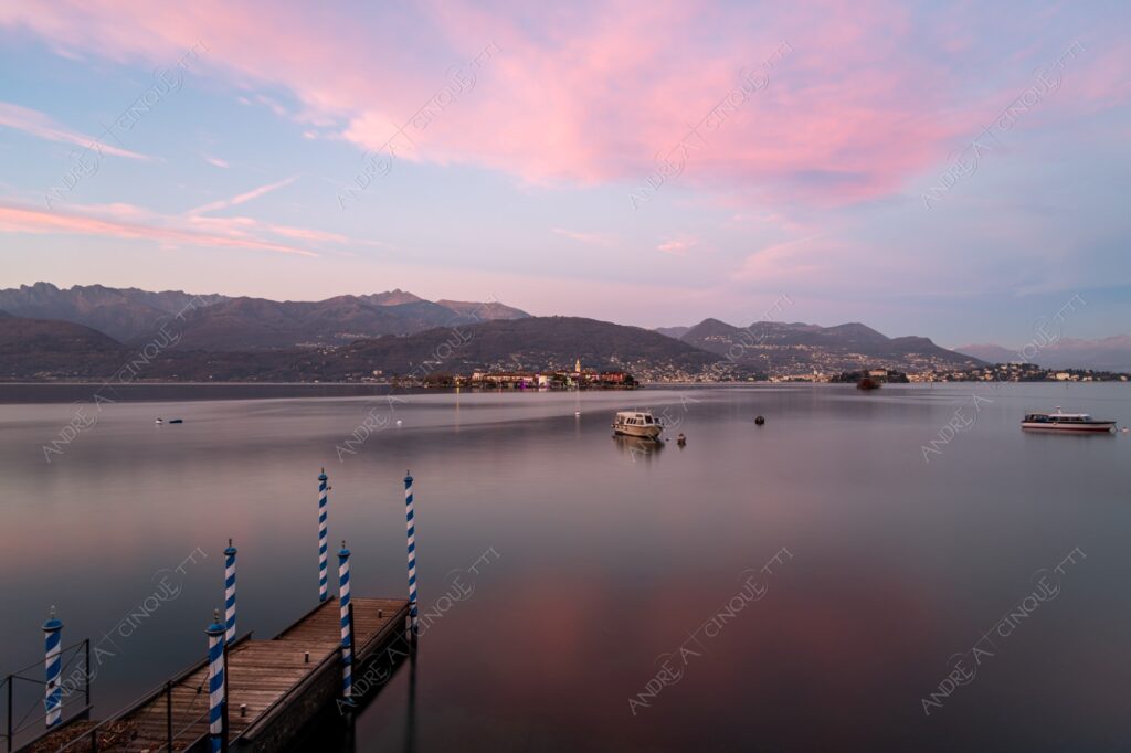 stresa piemonte italia italy lago maggiore lake loch isola dei pescatori isole borromee island riflessi reflections sole sun tramonto sunset sundown alba sunrise crepuscolo dusk twilight blue hour pontile molo pier wharf
