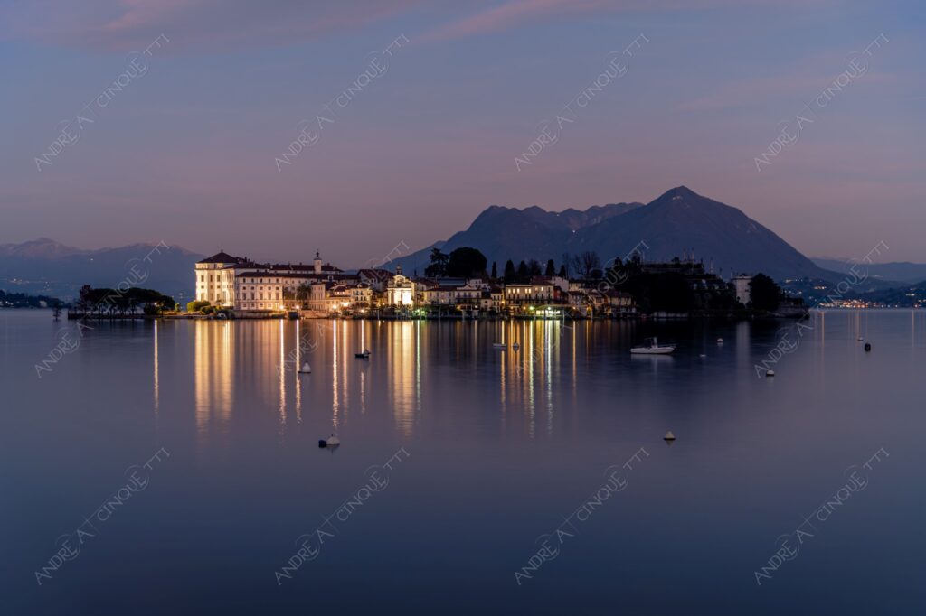 stresa piemonte italia italy lago maggiore lake loch isola bella isole borromee palazzo borromeo palace island riflessi reflections sole sun tramonto sunset sundown alba sunrise crepuscolo dusk twilight blue hour riflessi reflections lunga esposizione long exposure