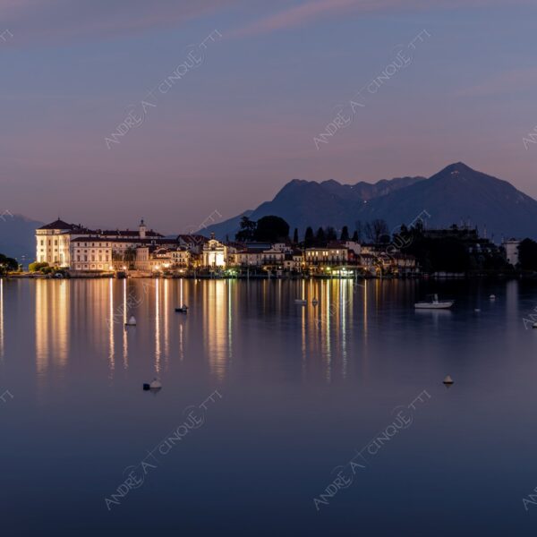 stresa piemonte italia italy lago maggiore lake loch isola bella isole borromee palazzo borromeo palace island riflessi reflections sole sun tramonto sunset sundown alba sunrise crepuscolo dusk twilight blue hour riflessi reflections lunga esposizione long exposure