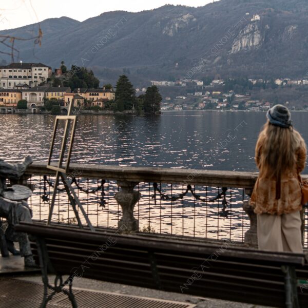 stresa piemonte italia italy lago d'orta lake loch isola island orta san giulio riflessi reflections sole sun tramonto sunset sundown alba sunrise crepuscolo dusk twilight riflessi reflections statua statue balcone balcony turista tourist