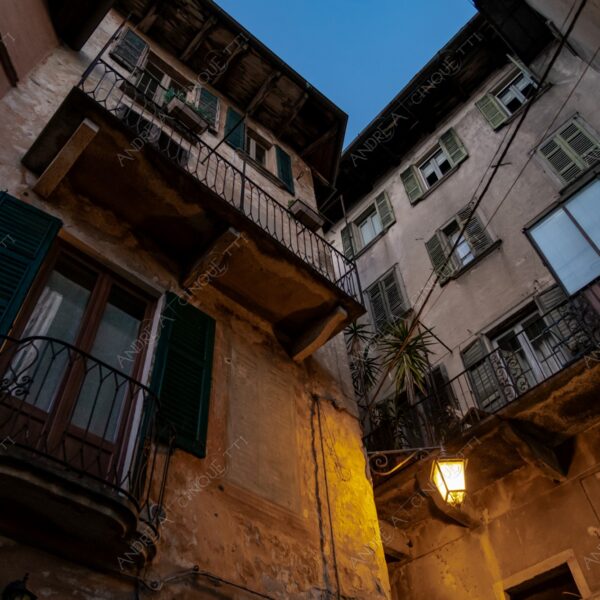 stresa piemonte italia italy lago d'orta lake loch isola island orta san giulio luci lights colori colours borgo borough village vicolo alley