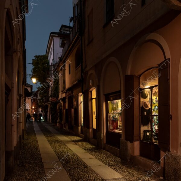 stresa piemonte italia italy lago d'orta lake loch isola island orta san giulio luci lights colori colours borgo borough village vicolo alley