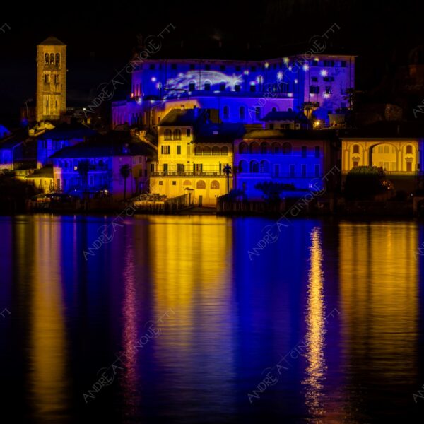stresa piemonte italia italy lago d'orta lake loch isola island orta san giulio riflessi reflections mirror specchio luci lights colori colours lunga esposizione long exposure borgo borough village campanile bell tower belfry steeple chiesa church