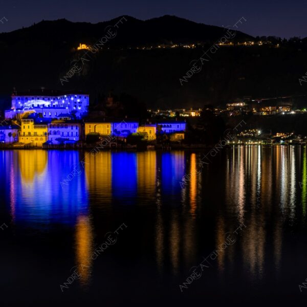 stresa piemonte italia italy lago d'orta lake loch isola island orta san giulio riflessi reflections mirror specchio luci lights colori colours lunga esposizione long exposure borgo borough village campanile bell tower belfry steeple chiesa church