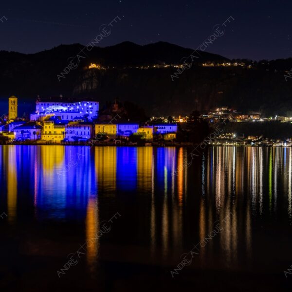 stresa piemonte italia italy lago d'orta lake loch isola island orta san giulio riflessi reflections mirror specchio luci lights colori colours lunga esposizione long exposure borgo borough village campanile bell tower belfry steeple chiesa church